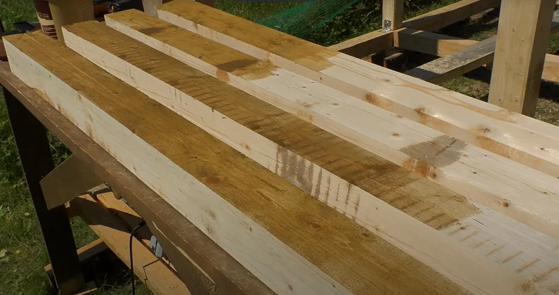 Обрабатываем древесину для крыши беседки