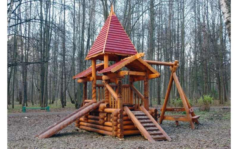 Детский домик из красного дерева