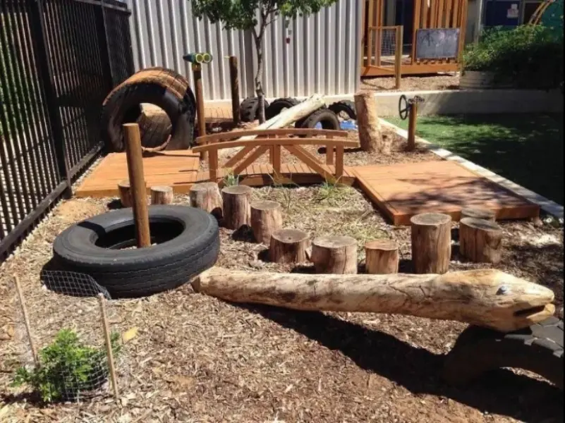 Детская площадка с шинами и деревянными конструкциями - миниатюра