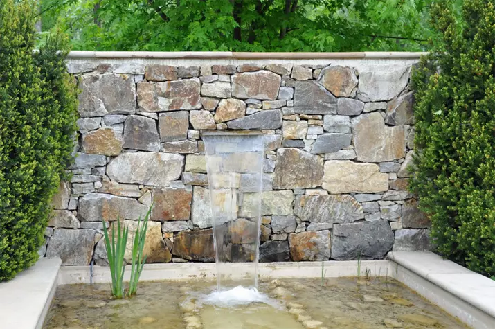 стеновой водопад из камня — миниатюра