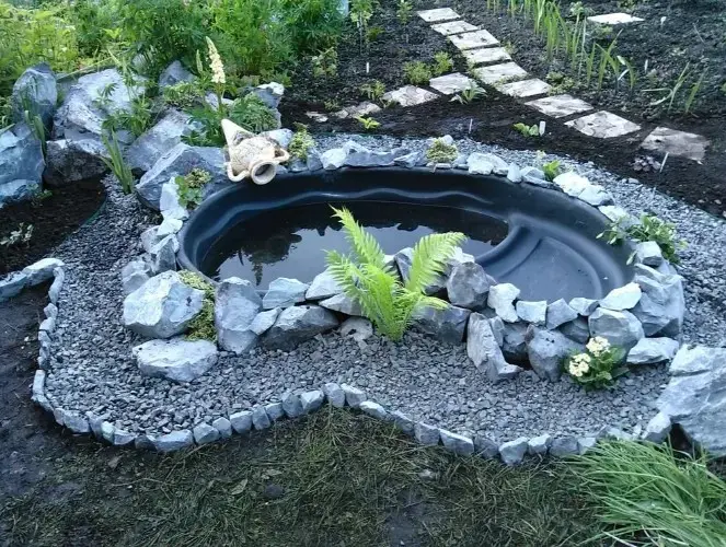Декоративный пруд в саду - миниатюра