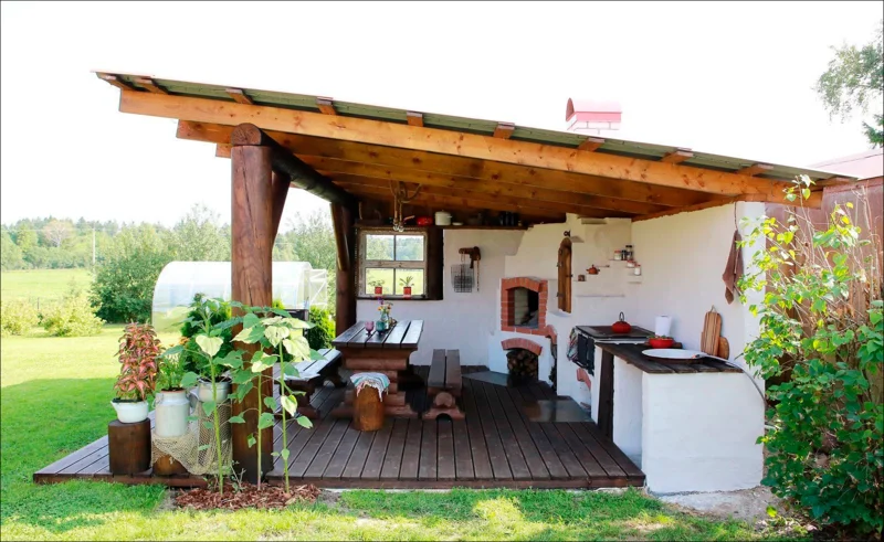 Открытая летняя кухня с односкатной крышей