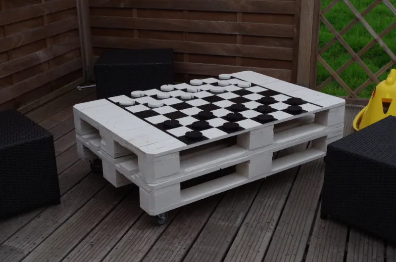 Стол для шашек из палет — миниатюра