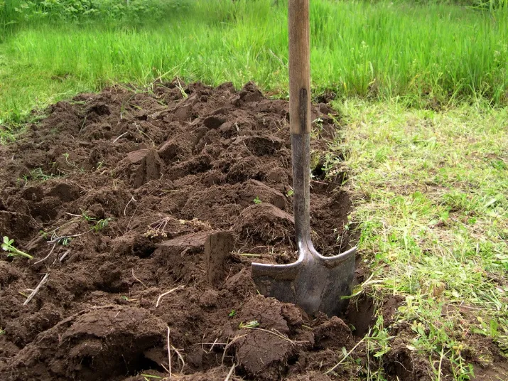 Перекопать почву