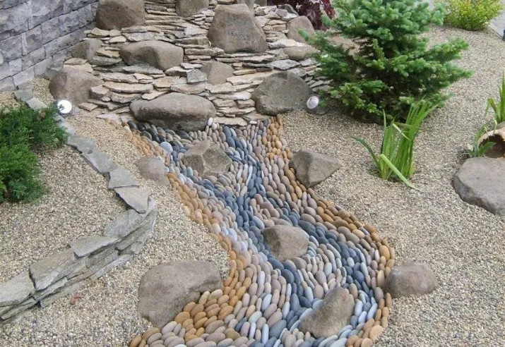 Сухой ручей с цветным камнем - миниатюра