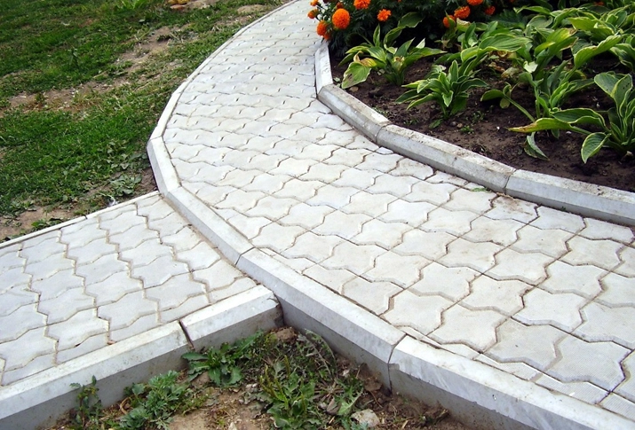 бетонная садовая дорожка