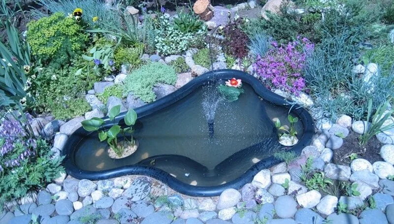 Декоративный пруд с фонтаном